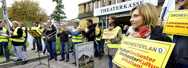 Vier Blser und eine Portion Emprung:...theaters demonstrieren fr mehr Geld.   | Foto: i. Schneider