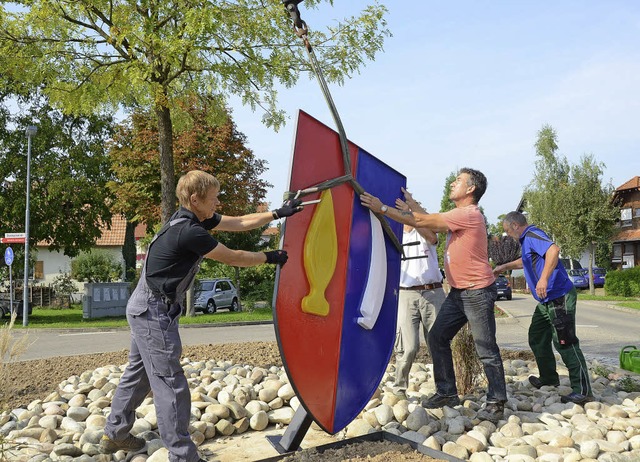 Wyhl. Mittels  Autokran  wird das aus ...Gemeindewapen auf den Kreisel gehievt.  | Foto: Roland Vitt