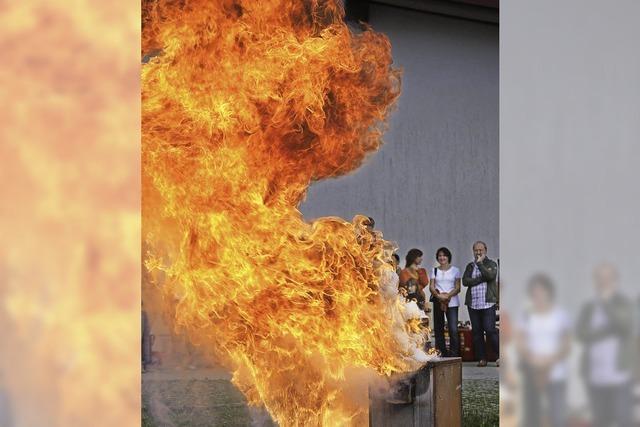 Wehr zeigt spektakulres Feuer am Kchenherd