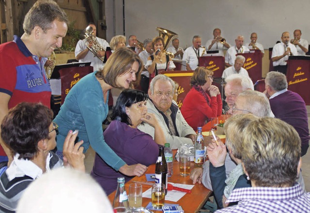 Fr gute Stimmung beim Zwiebelkuchenfe...die &#8222;fidelen Forchheimer&#8220;.  | Foto: Ilona Hge