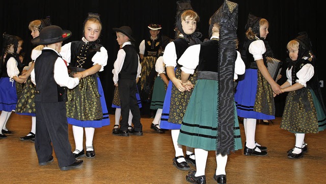 Die kleinen und mittleren Tnzerinnen ...Waldau beim &#8222;Kirmestanz&#8220;.   | Foto: Marion Pfordt