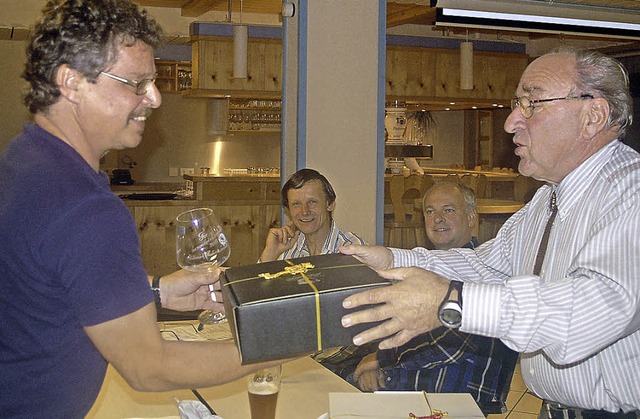 Skibezirks-Obmann Werner Morath verabs... Wolfgang Woll mit einem Weinprsent.   | Foto: Junkel