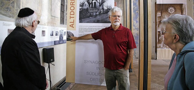 Jrgen  Stude (mitte) erlutert die Ausstellung in der Kippenheimer Synagoge.   | Foto: Sandra Decoux-Kone