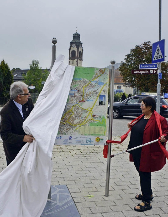 OB-Stellvertreter Michael Behringer un...die Infotafel im Kollnauer Unterdorf.   | Foto: Sylvia Timm