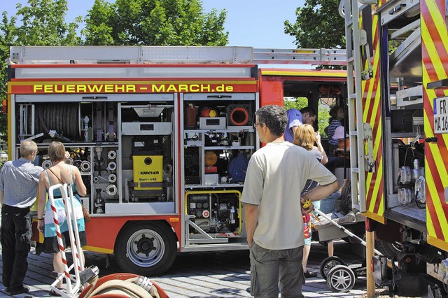 Jung und Alt knnen die Fahrzeuge der Feuerwehr beim Frhschoppen bestaunen.  | Foto: Manfred Frietsch