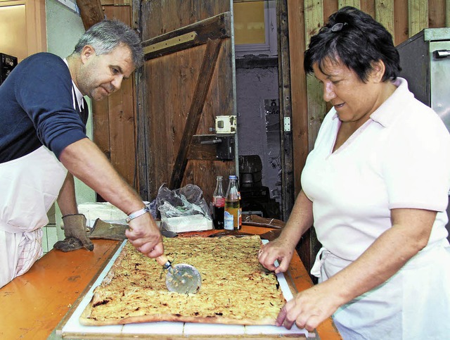 Alle Hnde voll zu tun hatten die Mitg...enfrischem Zwiebelkuchen zu versorgen.  | Foto: herbert trogus