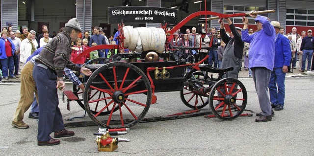 Whrend die &#8222;Alten Herren&#8220;... eines Verkehrsunfalls helfen wrden.   | Foto: Monika Rombach