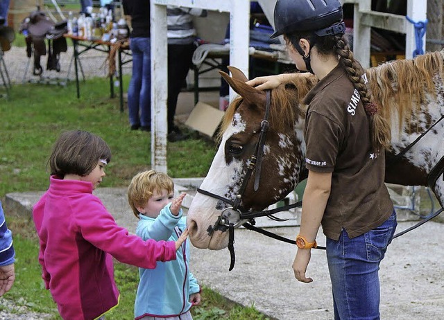 Begegnung zwischen Klein und Gro: Bei...). Auch das Westernreiten begeisterte.  | Foto: Hege