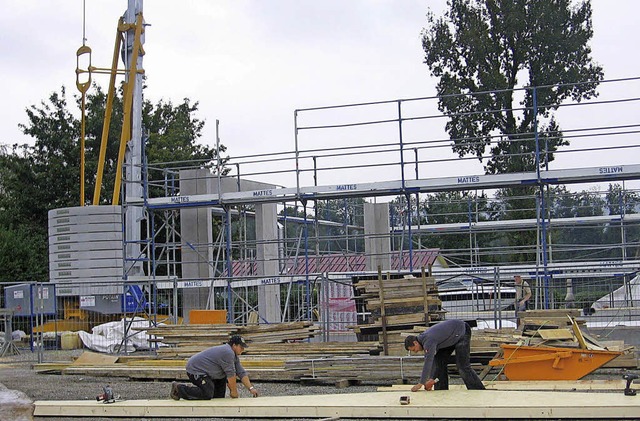 Das Fundament fr die neue Feuerwehrha..., jetzt sind die Zimmerleute am Werk.   | Foto: Stefan Sahli