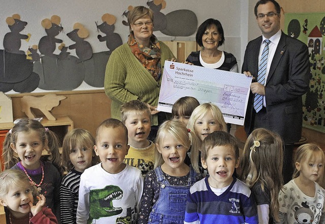 Gro war die Freude bei den Kindern un...n Ulrike Roming den Scheck bergaben.   | Foto: Herbrig