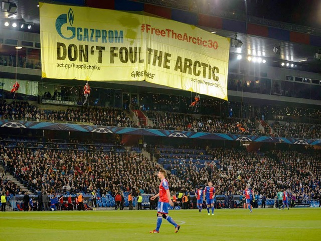 Greenpeace protestiert gegen Gazprom im Spiel FC Basel gegen Schalke 04.  | Foto: dpa