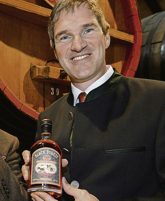 Rothaus-Chef Christian Rasch mit seinem Spezialwhisky  | Foto: dpa