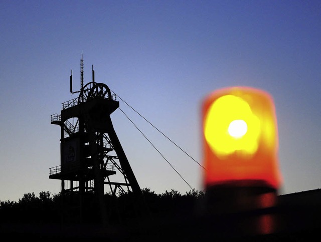 Warnleuchte vor dem Frderturm der Grube in Unterbreizbach   | Foto: dpa