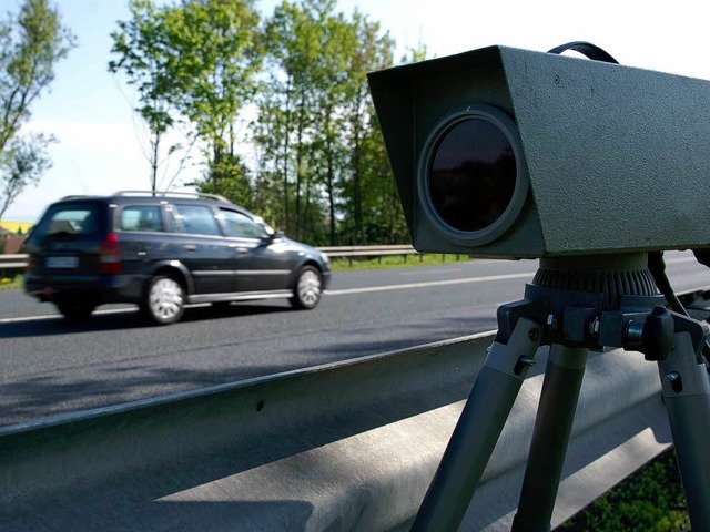 Autofahrer sollen sich an die Tempobeschrnkungen halten.  | Foto: Swen Pfrtner