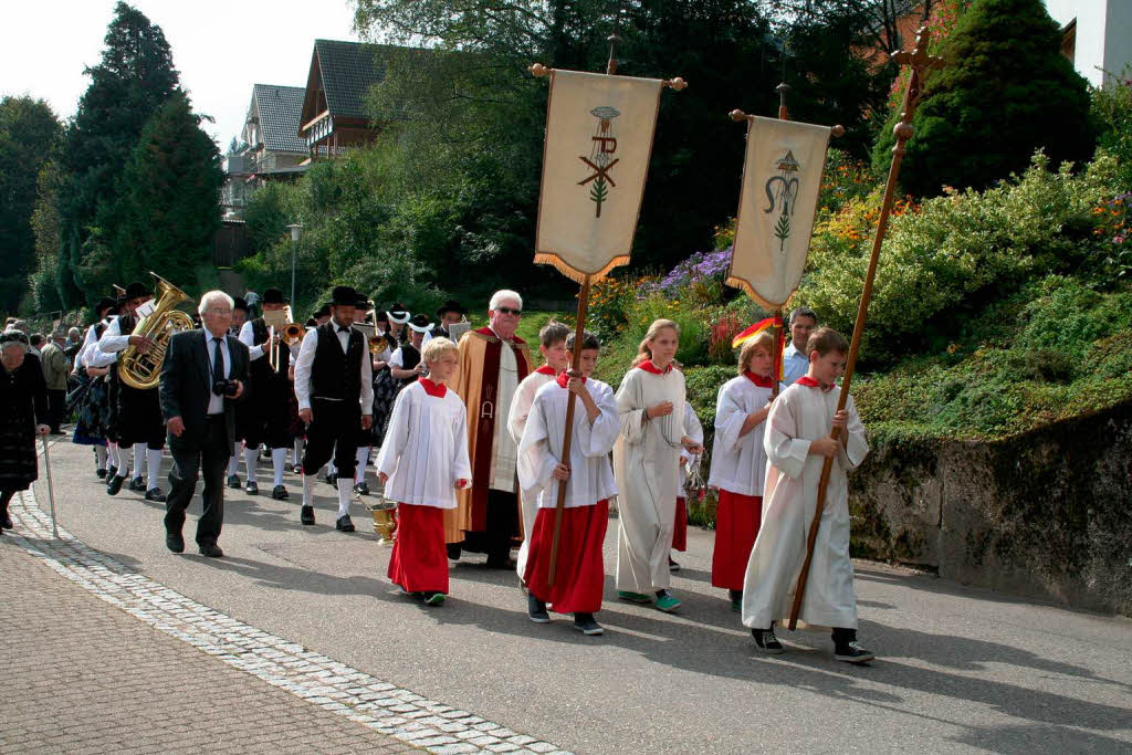 Prozession zur Einweihung des Rad- und Fuweges nach Siegelau.