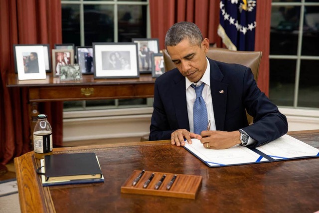 Der Amerikanische Prsident Barack Obama in seinem Bro im weien Haus.   | Foto: AFP