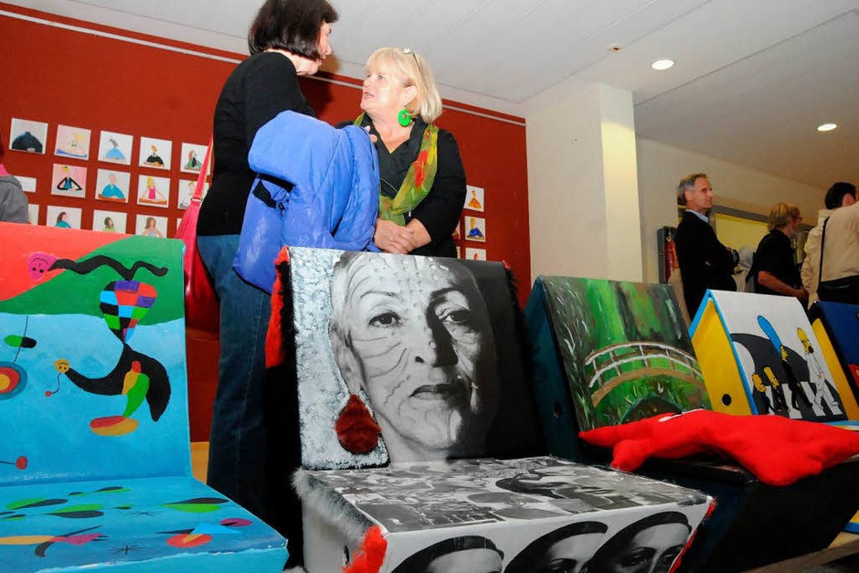 Meret Oppenheim stand im Mittelpunkt des großen Festes am Schulzentrum Steinen, das jetzt ihren Namen trägt. (Foto: Robert Bergmann) Meret Oppenheim stand im Mittelpunkt des großen Festes am Schulzentrum Steinen, das jetzt ihren Namen trägt. (Foto: Robert Bergmann)