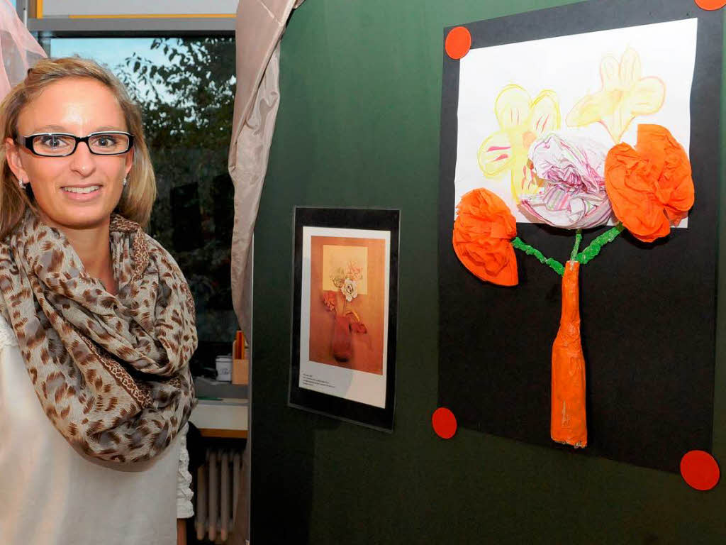 Lehrerin Sarah Saporito mit von Kindern gemalten Blumenvasen im Stil des groen Vorbilds.