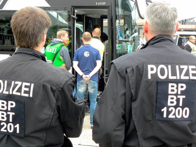 Die Bundespolizei kontrolliert anreisende Fans aus Schalke.  | Foto: Bundespolizei