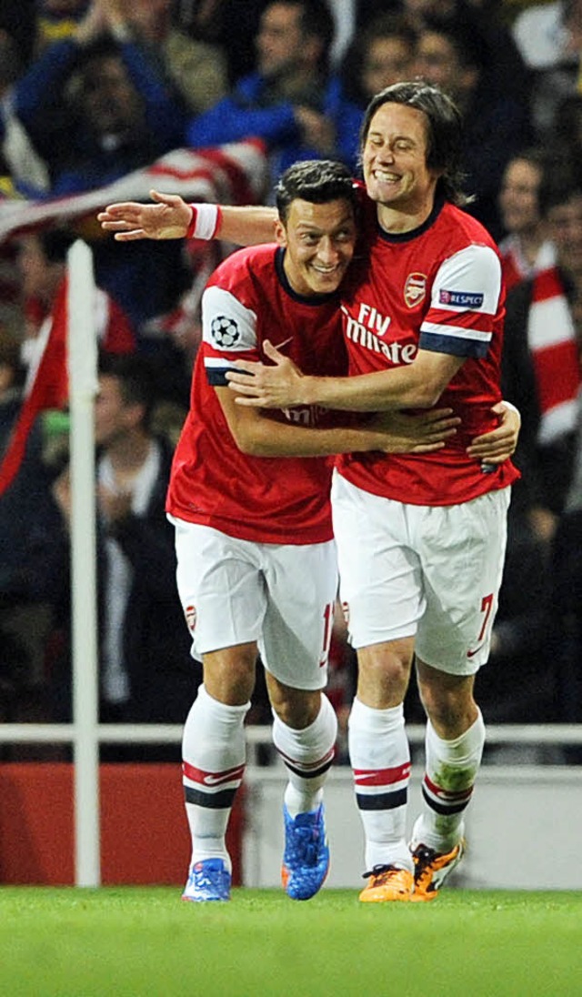 Beim FC Arsenal angekommen: Mesut zil, hier mit Tomas Rosicky.  | Foto: dpa
