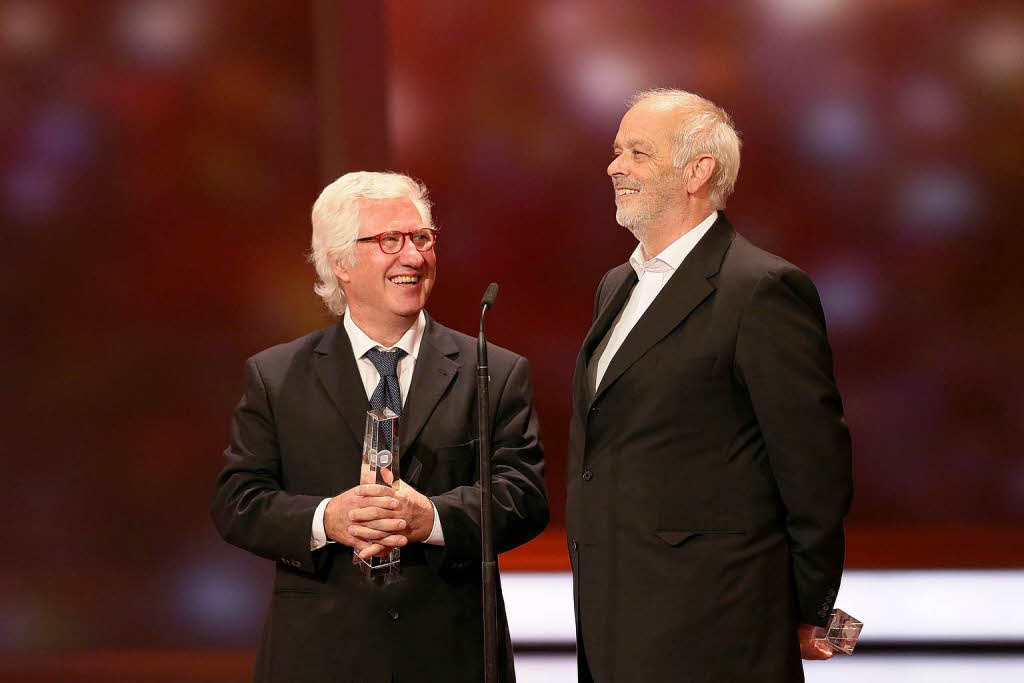 Die Filmemacher Detlef Gumm (links) und Hans-Georg Ullrich freuten sich  bei der Verleihung des Deutschen Fernsehpreises ber die Auszeichnung in der Kategorie "Besondere Leistung" fr ihre Langzeit-Dokumentation "Berlin - Ecke Bundesplatz".