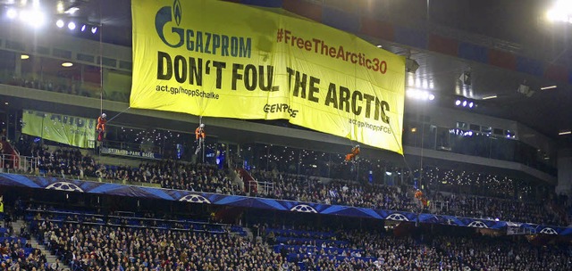 Das 28 Meter breite Protesttransparent...ltorganisation im Stadion des FC Basel  | Foto: AFP