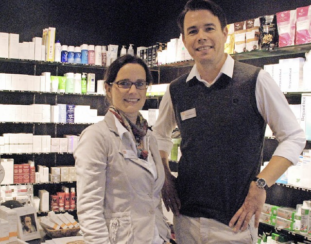 Die Inhaber Jutta und Nicolas Giebach...e Modernisierung ihrer Rosenapotheke.   | Foto: Maja Tolsdorf