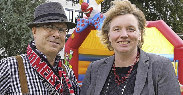 Hagen Pfundner (Roche) und Birgit Ackermann vom St. Josefshaus in Herten   | Foto: Privat