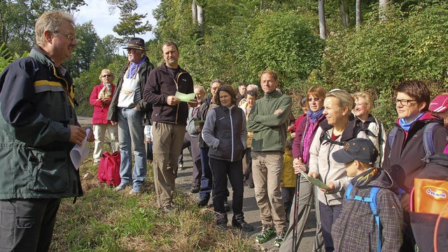 Spannend war die Waldbegehung in Herte...rforstinspektor Gerd Fricker (links).   | Foto: Petra Wunderle