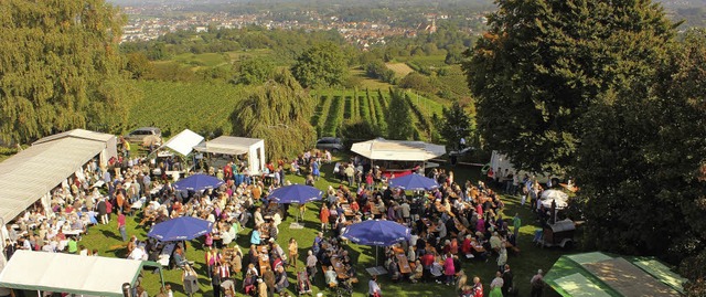 Kaiserbergfest, das Original: Blick au...rtele im Glas und angeregte Gesprche.  | Foto: Adrian Hofmann