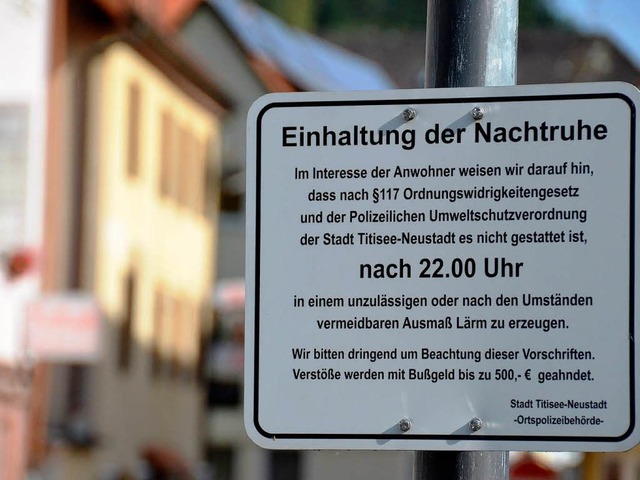 Ein Schild droht mit bis zu 500 Euro B...enfriede scheint das wenig zu stren.   | Foto: Sebastian Wolfrum