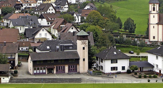 Das Feuerwehrhaus, das Rathaus (hinten...en der neuen Ortsmitte Schweighausen.   | Foto: fotos: heidi fssel