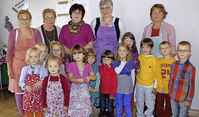 Schrzen fr die Kindergartenkinder ga...rgartenleiterin) und Marianne Kollmer.  | Foto: Ulrike Hiller