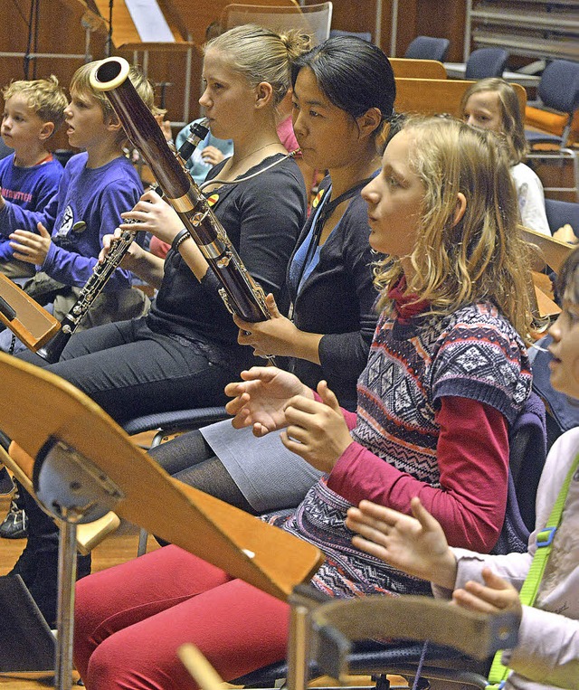 Im Orchestergraben des Freiburger Konz...n sich manche Kinder sofort zu Hause.   | Foto: Michael Bamberger