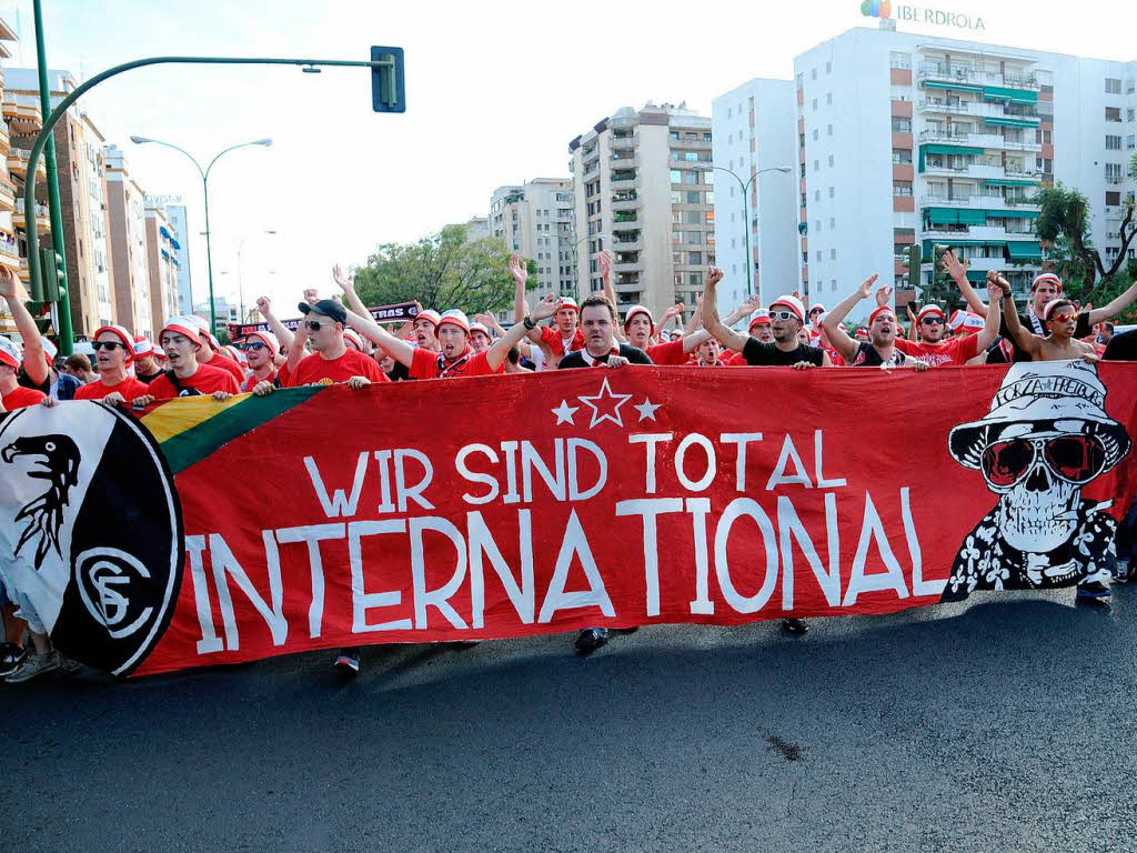 Etwa 1000 Anhnger untersttzen den SC Freiburg in seinem zweiten Spiel in der Europa League beim FC Sevilla.