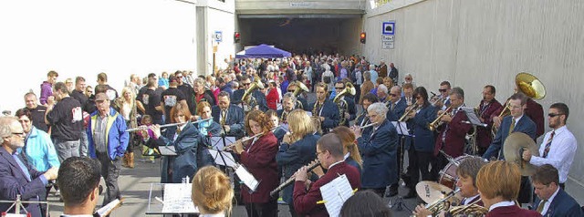 Volksfest vor dem Zollfreie-Tunnel auf...rend die Besucher die Feier genieen.   | Foto: Lauber