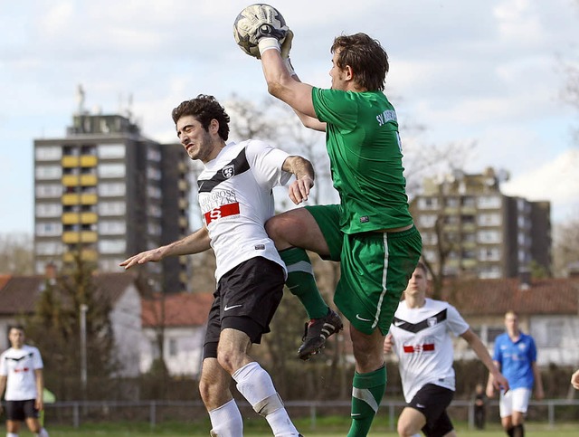 SVN-Torwart Daniel Sill und der  Offen...rek Sermanoukian im Kampf um den Ball   | Foto: Archiv: Alexandra Buss