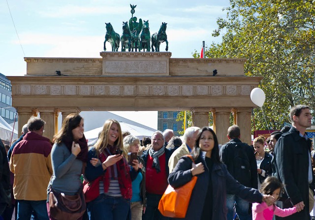 Das Brandenburger Tor zu Gast in Stutt...nalfeiertag zwischen Ernst und Event    | Foto: dpa/AFP