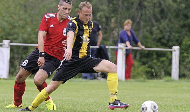 Lernwillig: Roman Riegger (rechts) vom SV Obereschach   | Foto: rein