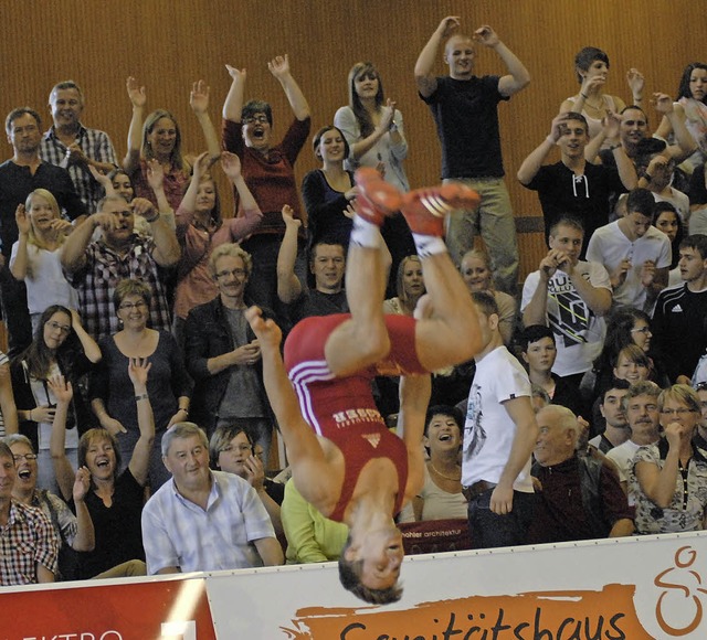 Alexander Semisorow bejubelt mit einem Salto seinen Sieg.   | Foto: Dippel