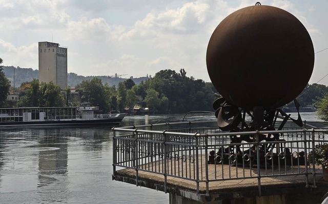Bernhard Luginsbhls Kugel ber dem Rhein  | Foto: Ingrid Bhm-Jacob