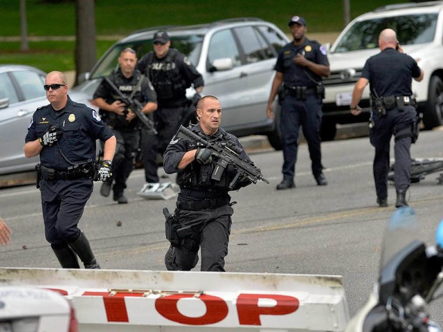 Schwerbewaffnete Sicherheitskrfte der...ln die Straen rund um das Kapitol ab.  | Foto: AFP