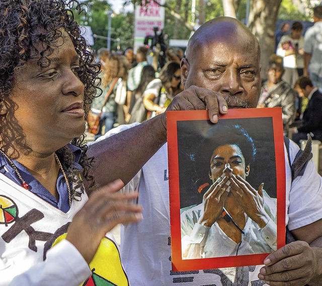 Nicht erfreut ber das Urteil: Jackson-Fans vor dem Gericht   | Foto: AFP