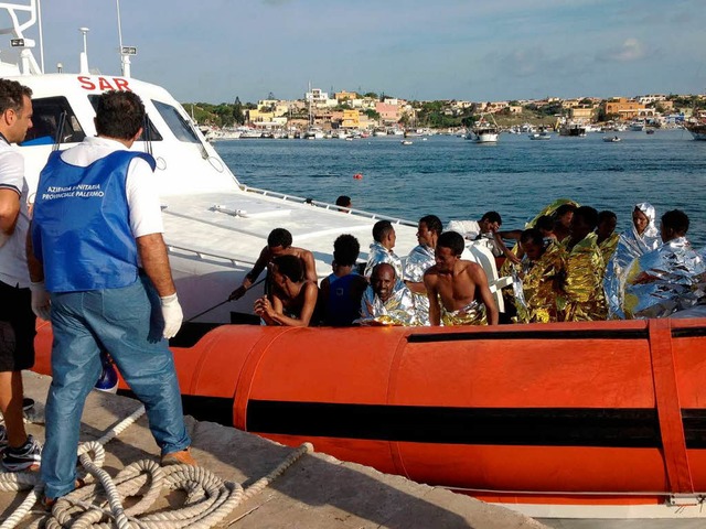 Flchtlinge in einem Boot bei Lampedusa  | Foto: AFP