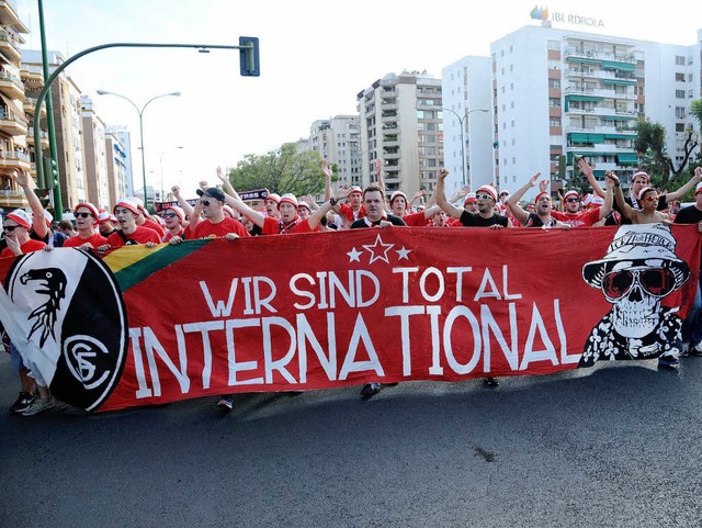 SC-Fans ziehen durch Sevilla.  | Foto: Michael Heuberger