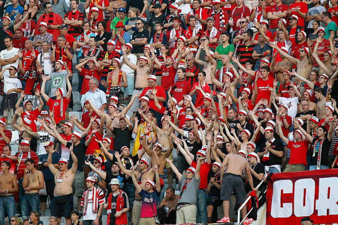 Hier feierten die Fans des SC Freiburg noch ihre Mannschaft.  | Foto: dpa