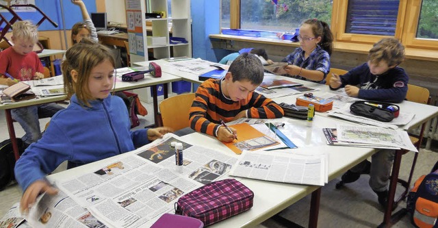 Anna Hffmann, Johannes Kaiser, Alisa ...en fleiig mit der Badischen Zeitung.   | Foto: privat