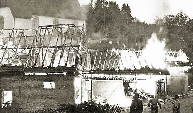 Die Feuerwehr war immer wieder gefordert, hier beim Brand in Boll im Jahre 1969.  | Foto: Feuerwehr