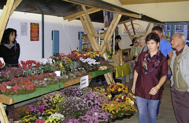 Auch heimische Blumen und florale Gestecke gehrten zum begehrten Marktangebot.   | Foto: Liane Schilling