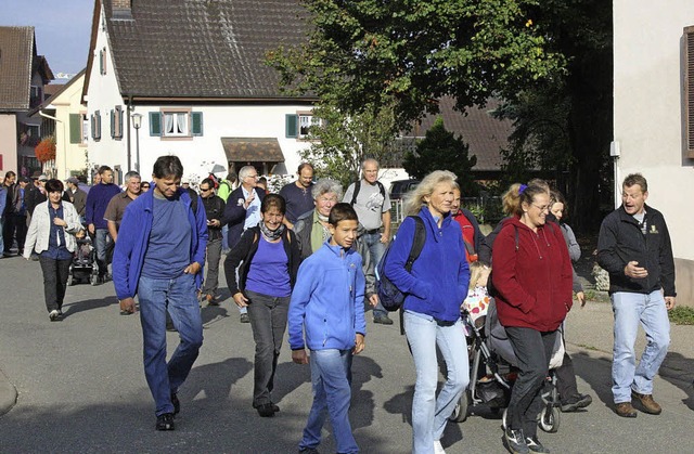 Fast das gesamte Dorf war unterwegs:  ...h nach dem Start auf der Dorfstrae.    | Foto: Walter Bronner